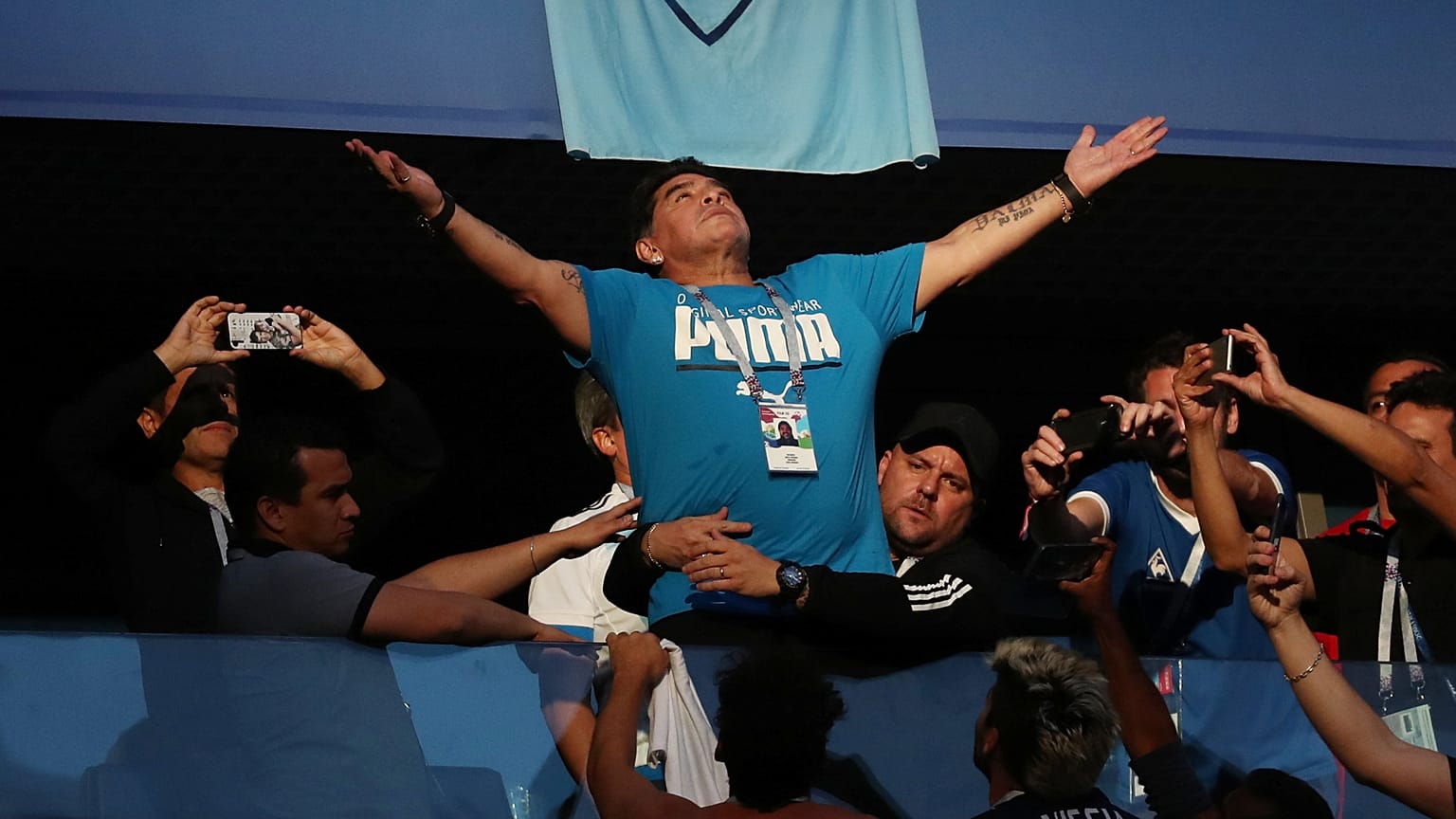 Maradona Arjantin - Nijerya maçını izliyor