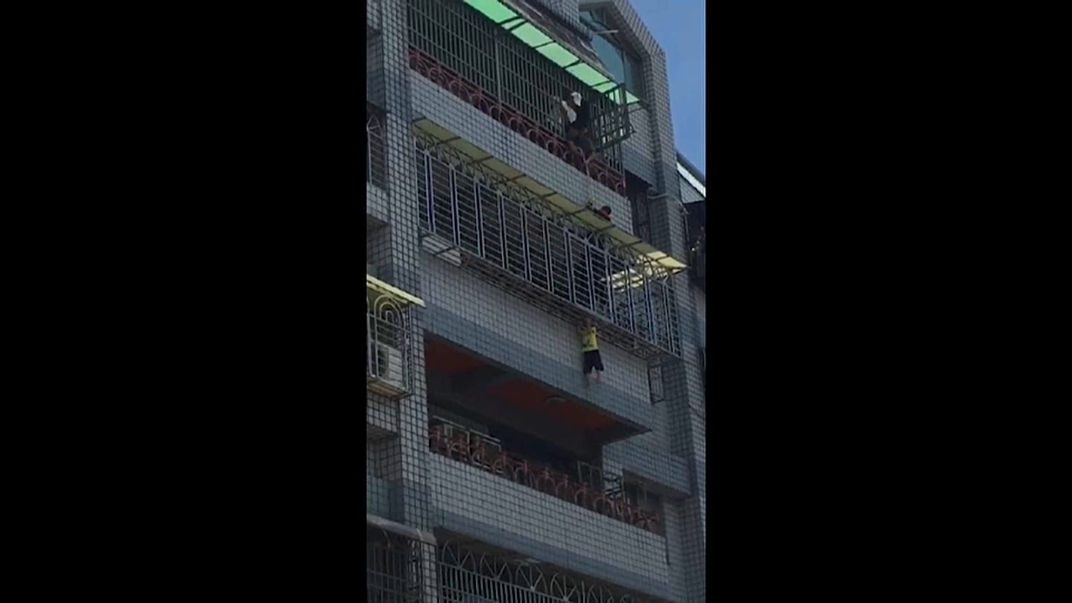 شاهد عملية إنقاذ طفل علق رأسه بشرفة منزله في تايوان