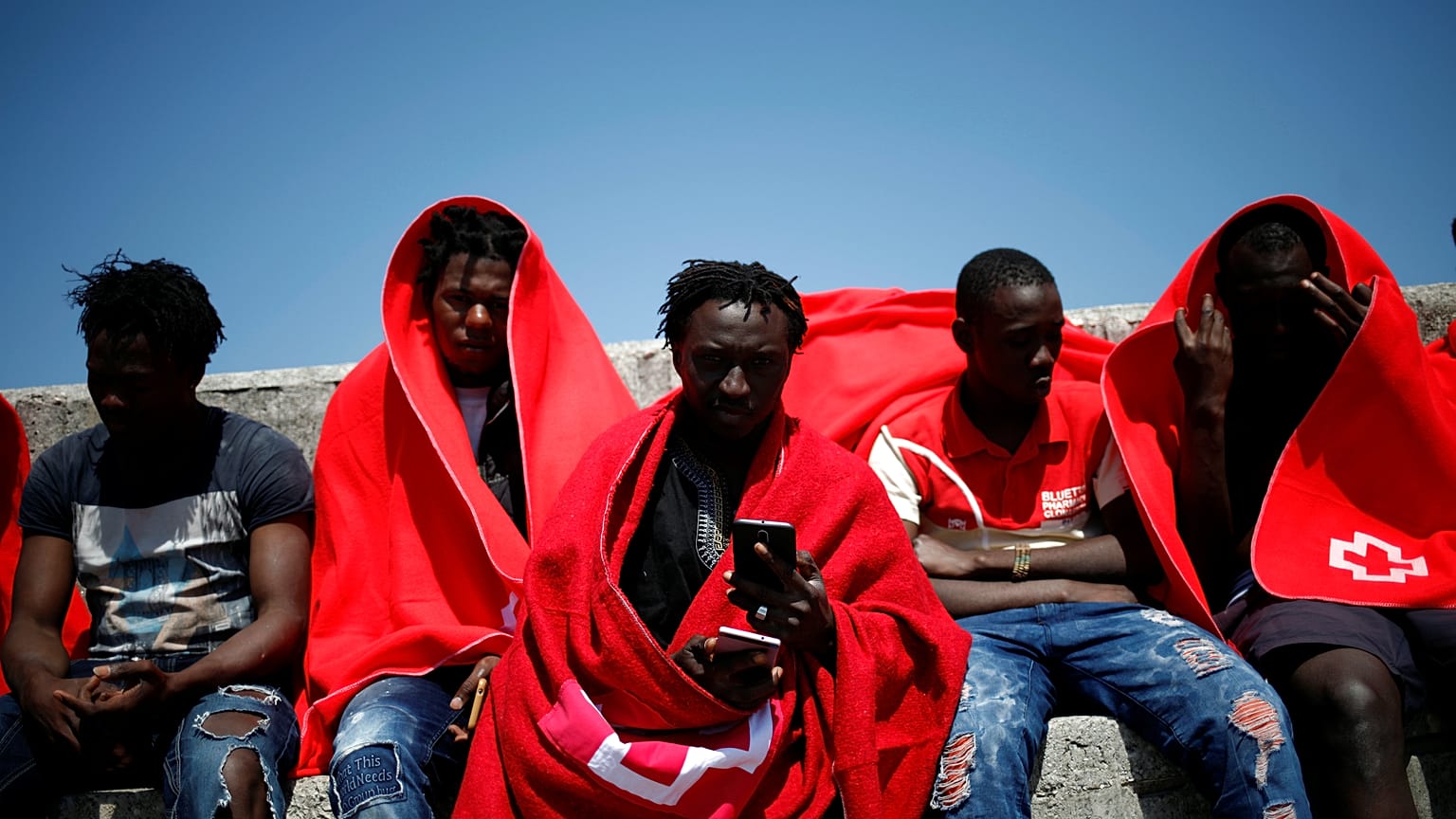Espagne : des centaines de migrants secourus