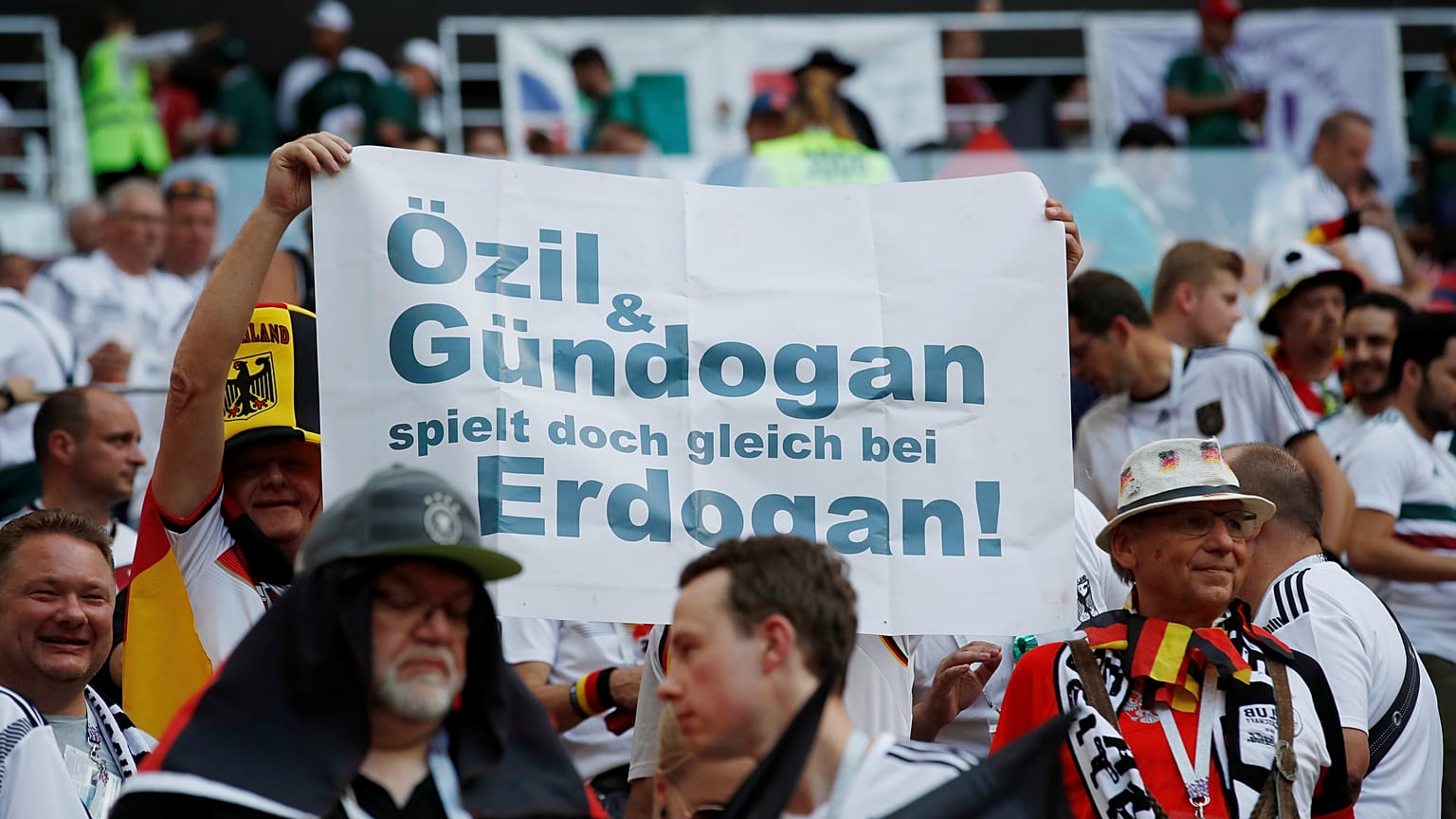 Mesut Özil ve İlkay Gündoğan'ın Erdoğan'la fotoğrafı sıkıntı yaratmıştı.