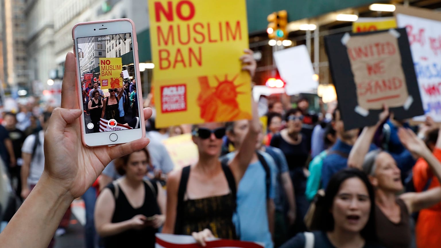 Cientos de personas salen a las calles en Nueva York para protestar contra el tercer veto migratorio de Donald Trump