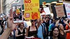 Cientos de personas salen a las calles en Nueva York para protestar contra el tercer veto migratorio de Donald Trump
