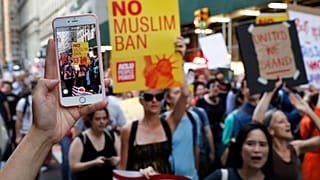 Cientos de personas salen a las calles en Nueva York para protestar contra el tercer veto migratorio de Donald Trump