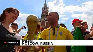 Brazil és szerb szurkolók a Vörös téren 