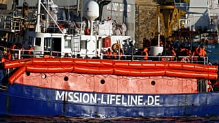 Flüchtlingsschiff "Lifeline" läuft in Hafen von Valletta ein