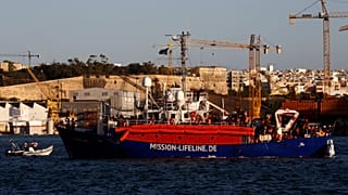 Malta sonunda mülteci gemisi Lifeline'a izin verdi