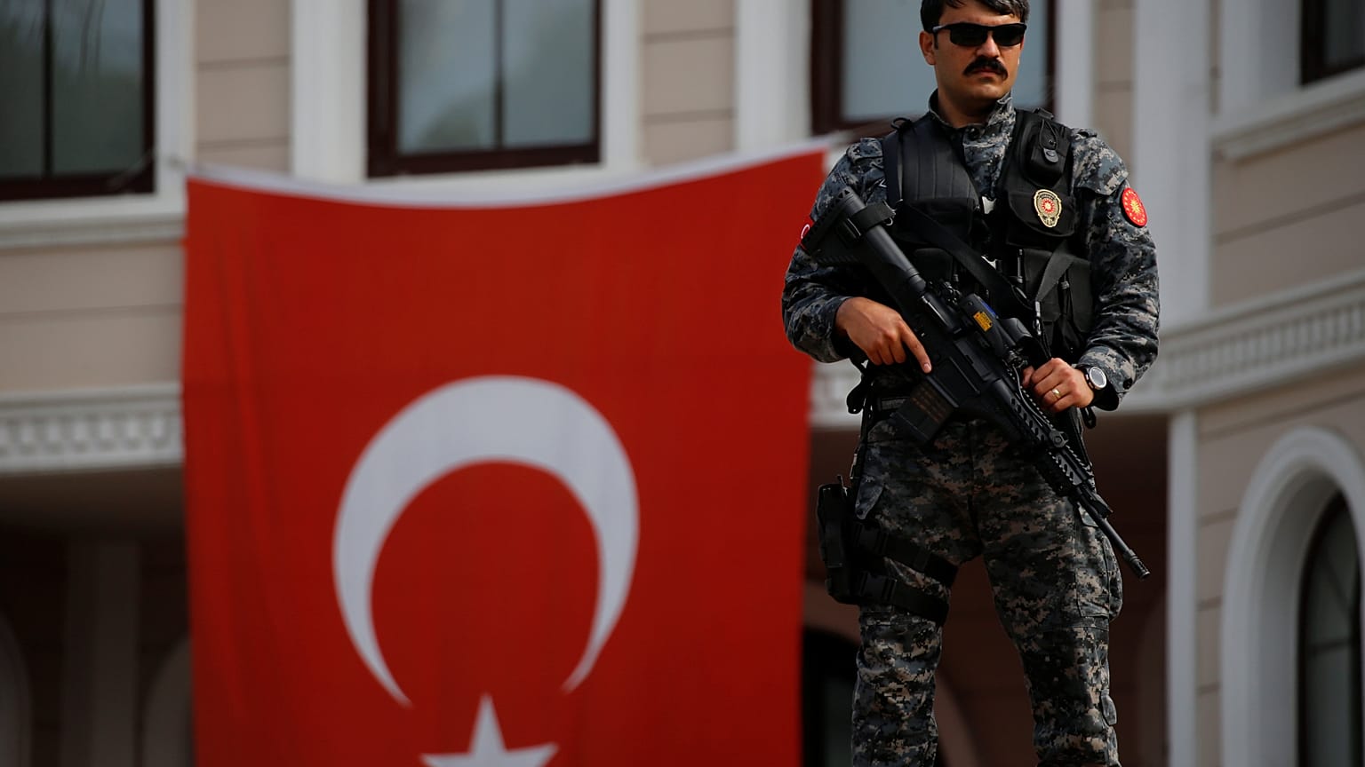 إردوغان وحليفه يقرران وقف تمديد حالة الطوارئ