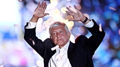 Cerveza gratis, piñatas y reguetón: La cara excéntrica de la campaña mexicana