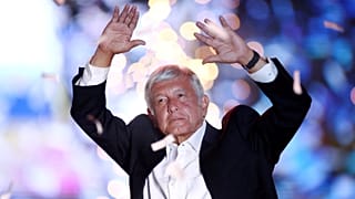 Cerveza gratis, piñatas y reguetón: La cara excéntrica de la campaña mexicana