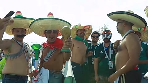 Los pintorescos disfraces de los aficionados del Mundial de Rusia