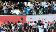شاهد: مارادونا يصفر لأخته عبر الهاتف ليقنعها أن صحته جيدة