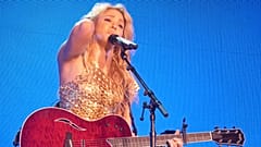 Shakira'nın kolyesine Nazi suçlaması