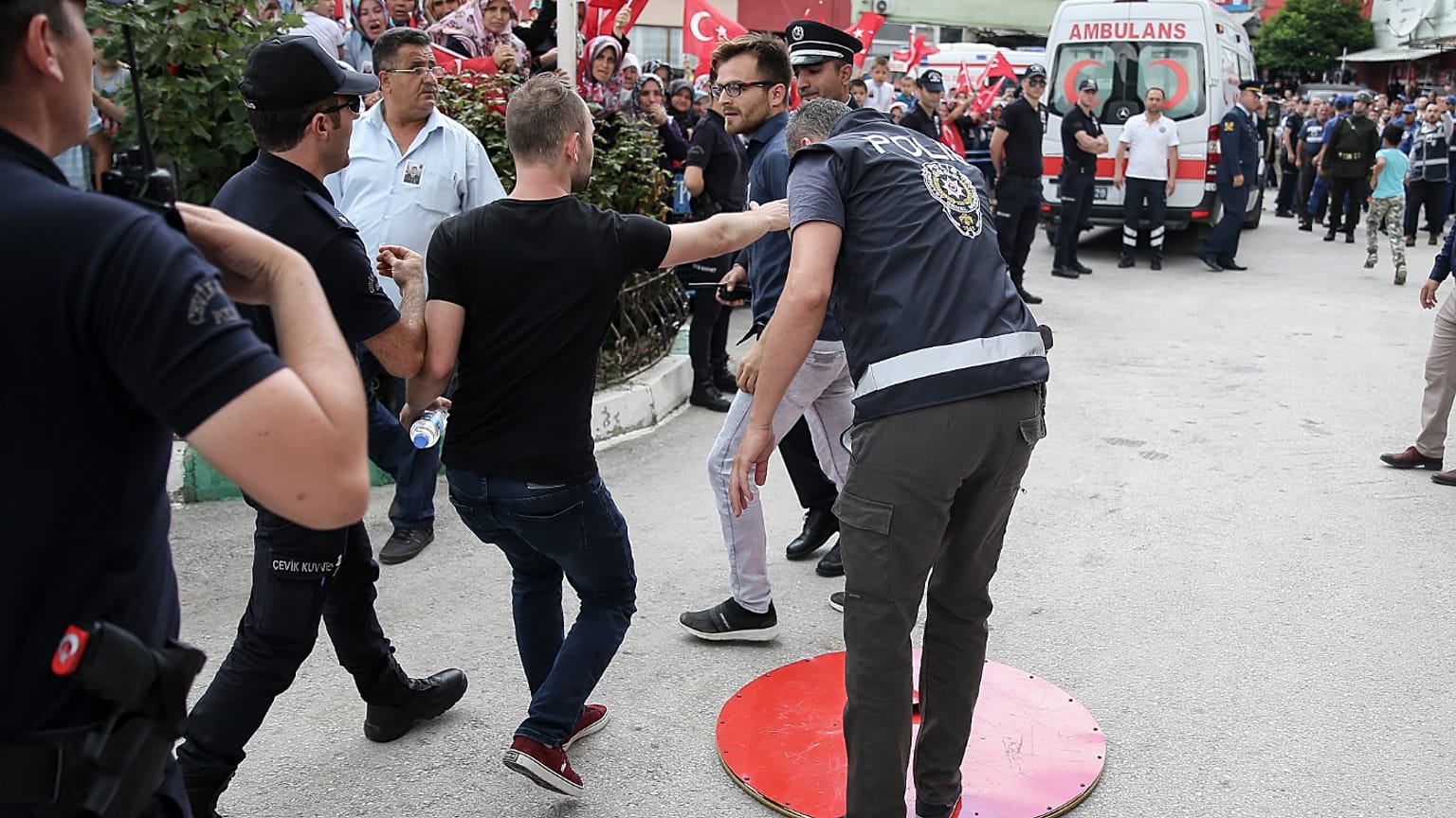 CHP'nin şehit cenazesine gönderdiği çelenk parçalandı