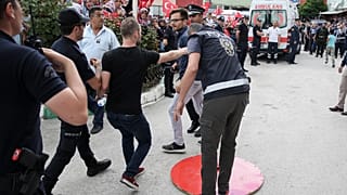 CHP'nin şehit cenazesine gönderdiği çelenk parçalandı