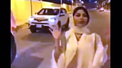 عربستان در مورد پوشش یک خبرنگار زن تحقیق می کند