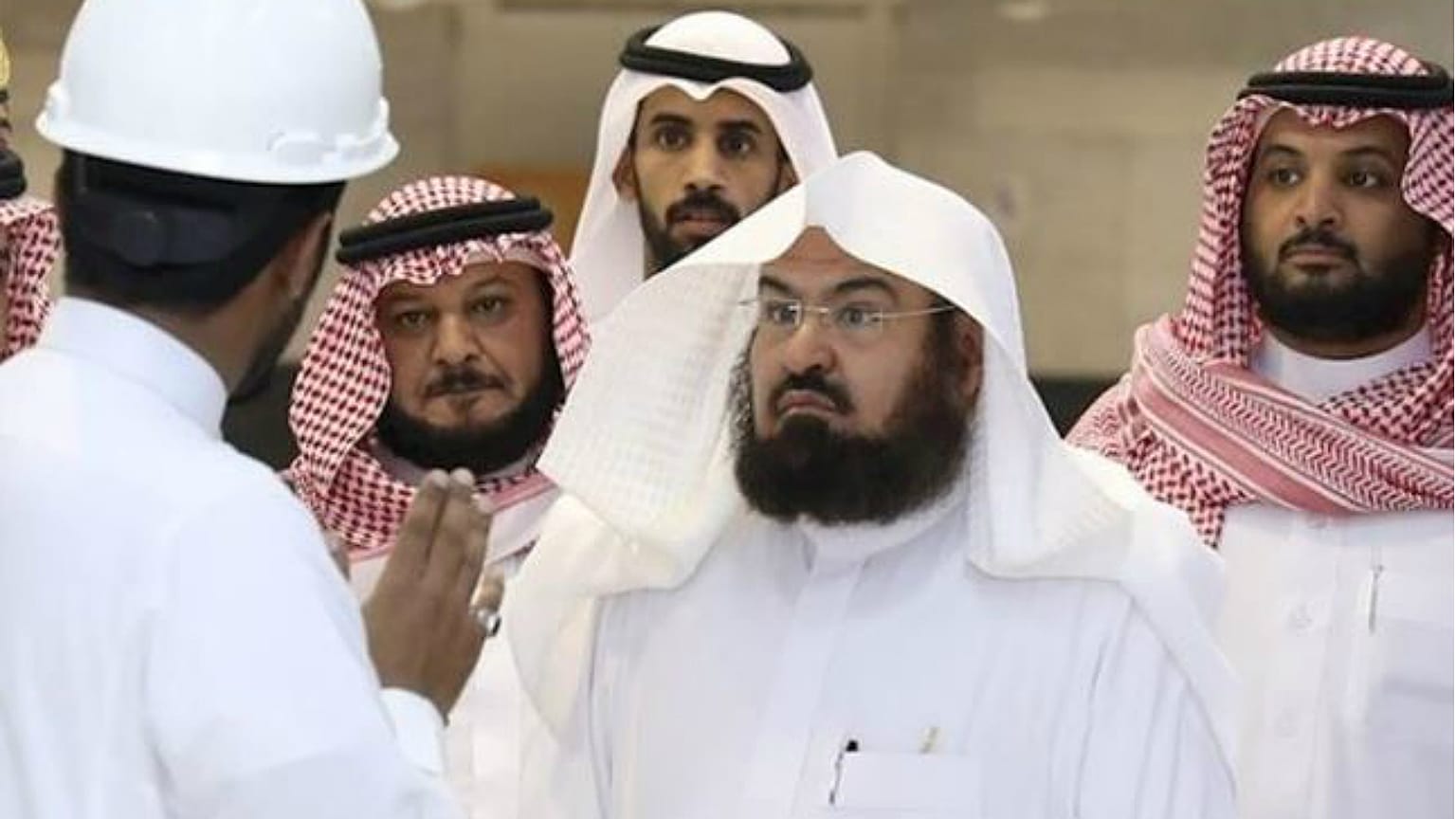 مغربي يحرج الشيخ السديس: "لماذا التصويت ضد المغرب يا شيخ؟"