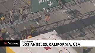 Salto arrière depuis un panneau d’autoroute, contre la pollution