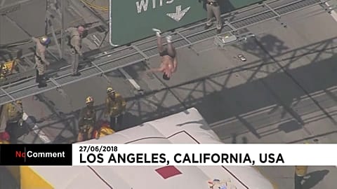 Salto arrière depuis un panneau d’autoroute, contre la pollution 