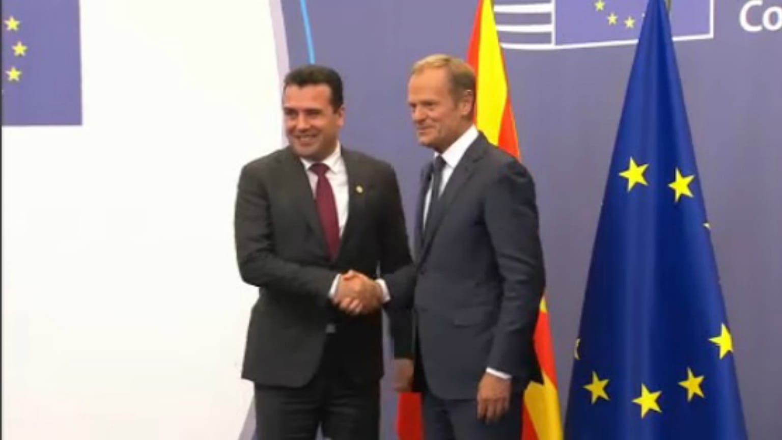 Θερμή χειραψία και εναγκαλισμοί Τουσκ - Ζάεφ στις Βρυξέλλες