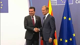 Θερμή χειραψία και εναγκαλισμοί Τουσκ - Ζάεφ στις Βρυξέλλες