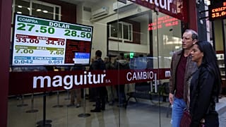 Precio del dólar en Argentina se dispara tras "miércoles negro" en la bolsa
