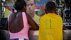 Coutinho envía una camiseta oficial a un niño de las favelas tras una foto viral