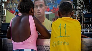 Coutinho envía una camiseta oficial a un niño de las favelas tras una foto viral