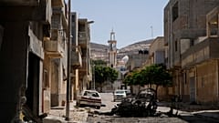 منظر للمباني والسيارات المدمرة بعد سيطرة قوات حفتر عليها - رويترز.