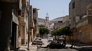 منظر للمباني والسيارات المدمرة بعد سيطرة قوات حفتر عليها - رويترز.