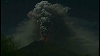 La erupción de un volcán en Bali cierra temporalmente tres aeropuertos y deja bloqueados a miles de turistas