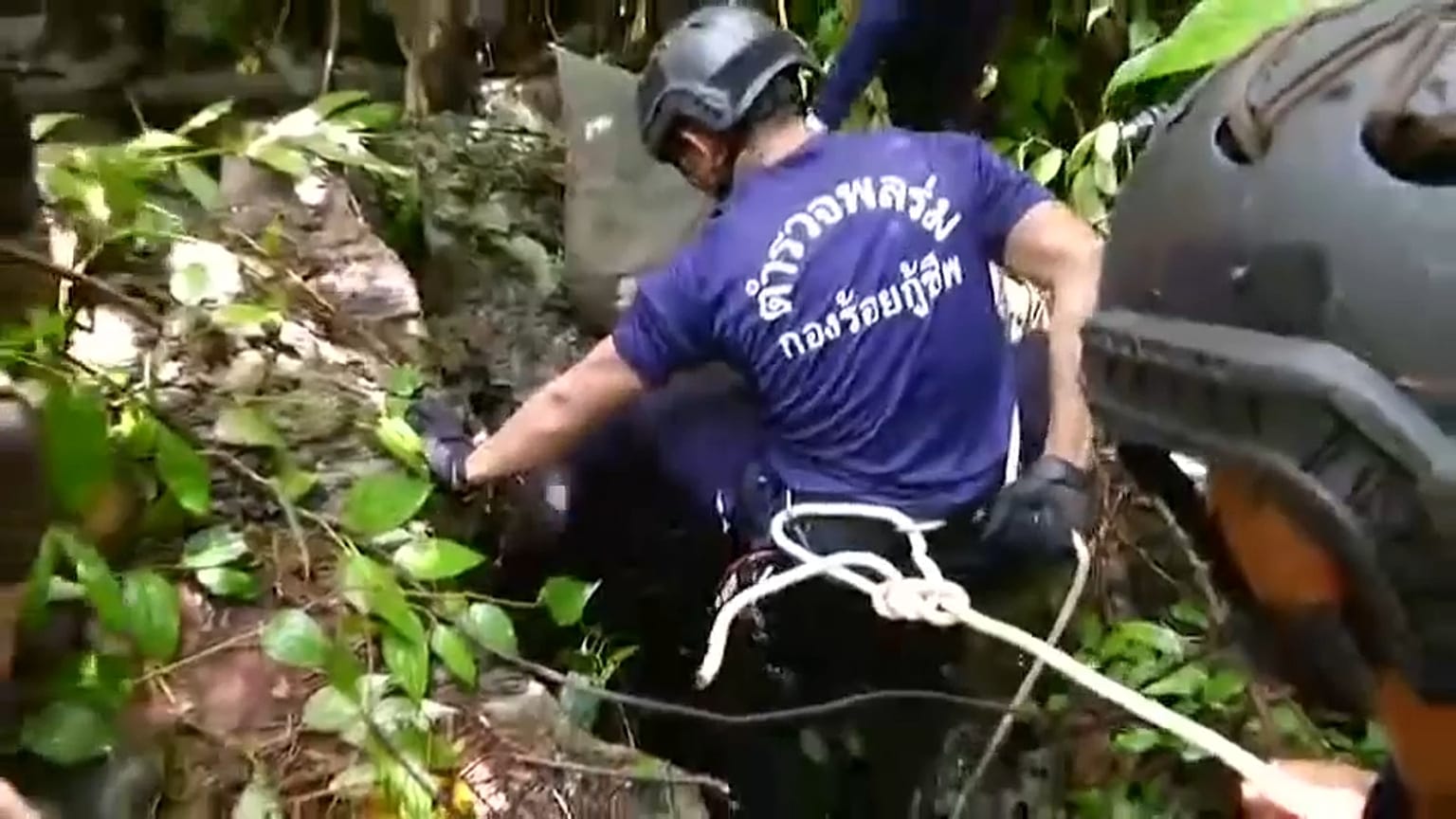 Riprese le ricerche dei baby calciatori, intrappolati in una grotta