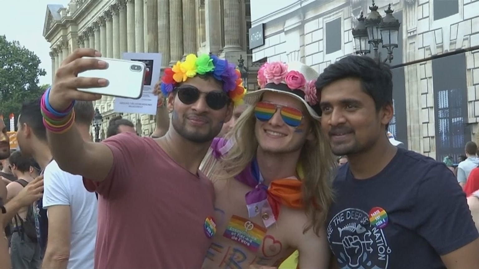 I colori dell'arcobaleno illuminano Parigi 