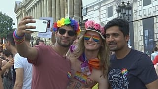 I colori dell'arcobaleno illuminano Parigi 