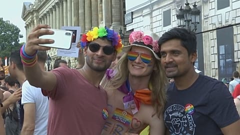 I colori dell'arcobaleno illuminano Parigi 