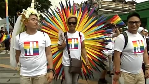 Bunter Festumzug in Manila