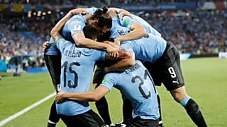 Un deslumbrante Cavani da a Uruguay el paso a cuartos
