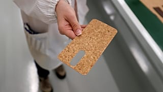الكشف عن هاتف ذكي جديد مصنوع باستخدام الفلين 