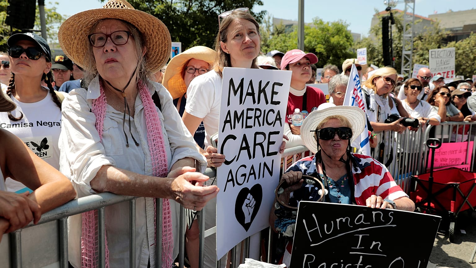 Des dizaines de milliers d'Américains manifestent contre la séparation des enfants de leurs parents clandestins 