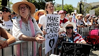 Des dizaines de milliers d'Américains manifestent contre la séparation des enfants de leurs parents clandestins