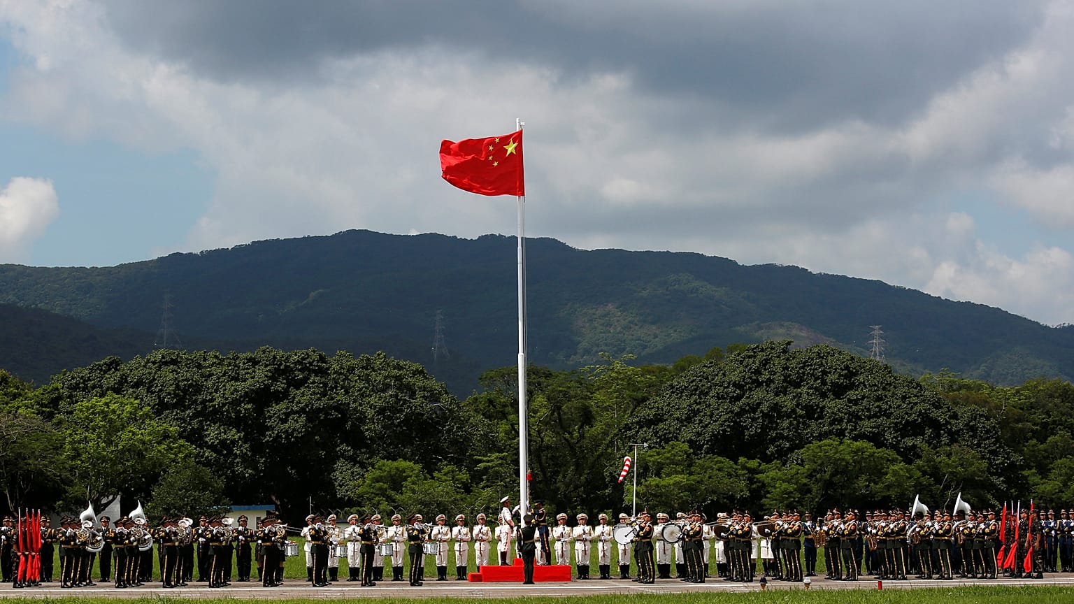Hongkong feiert Rückkehr nach China, Tausende protestieren dagegen