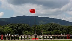 Hongkong feiert Rückkehr nach China, Tausende protestieren dagegen