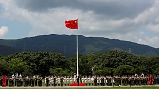 Hongkong feiert Rückkehr nach China, Tausende protestieren dagegen