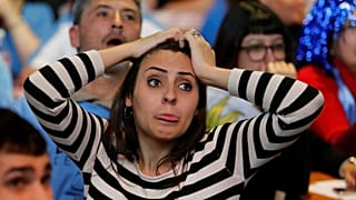 Uruguayi szurkolók meccset néznek