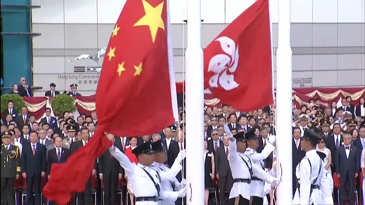 Hong Kong conmemora su vuelta a China entre protestas