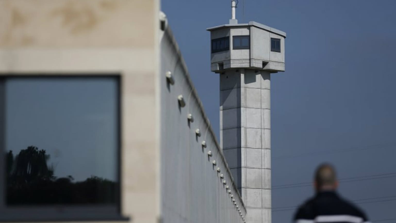 Notorious gangster escapes French prison by helicopter 