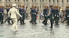 Febre do Mundial interrompe parada militar 