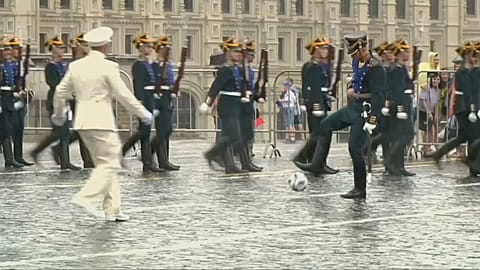 Febre do Mundial interrompe parada militar 