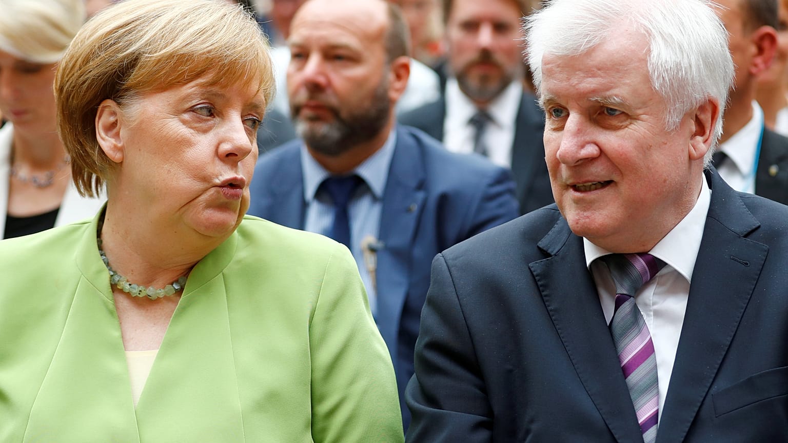 Almanya Başbakanı Merkel, koalisyon ortağı Seehofer ile birlikte.