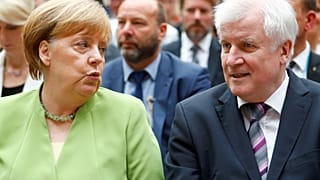 Almanya Başbakanı Merkel, koalisyon ortağı Seehofer ile birlikte.