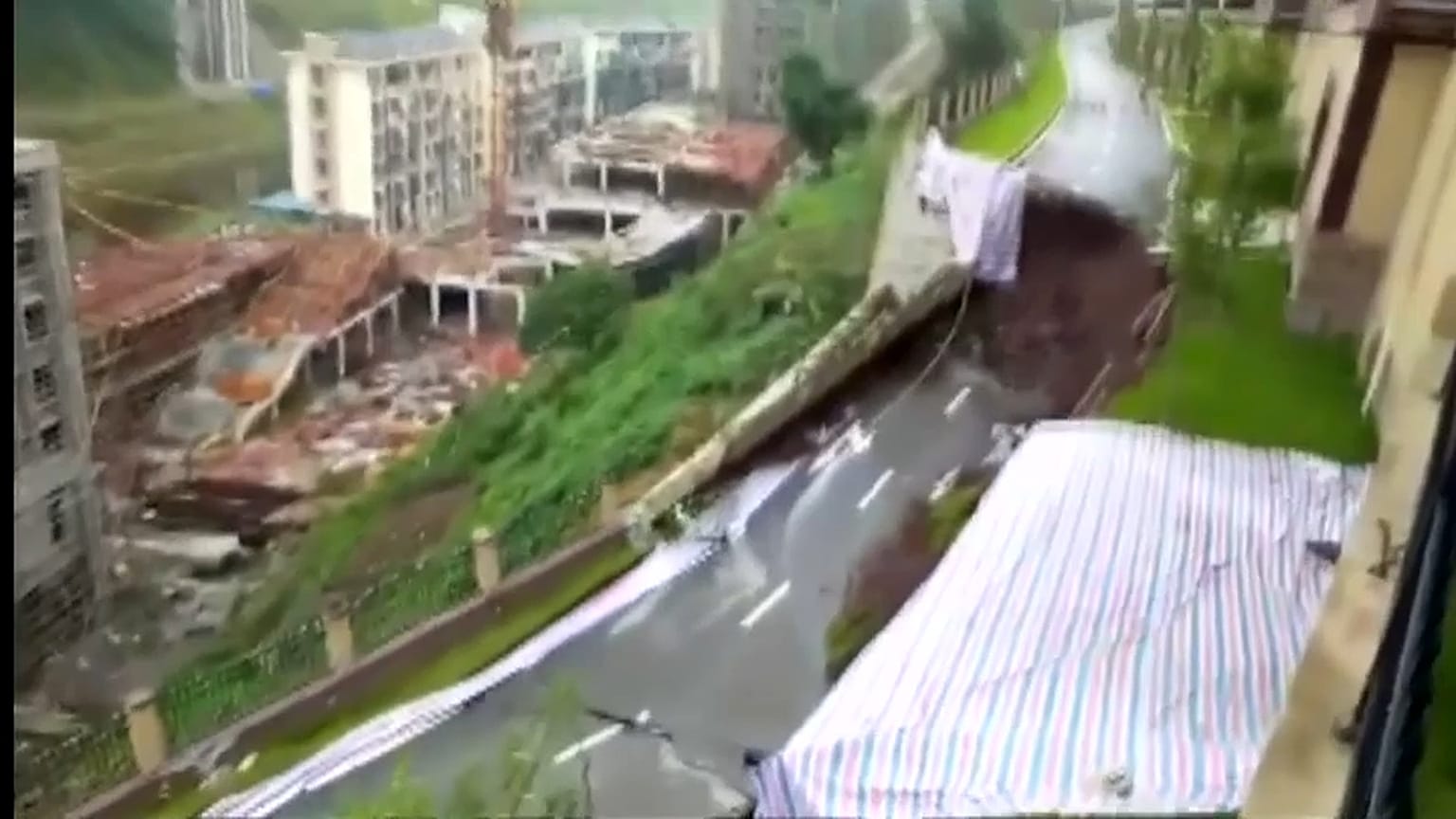 China: Straße abgesackt
